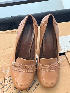 Banana Republic British Tan Leather Loafers with Textured Trim Sz 5